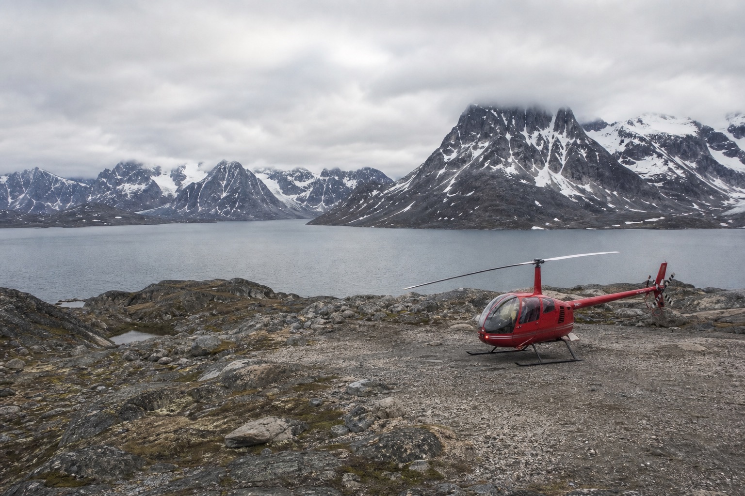 Helikopter på en landingsplads i Grønland
