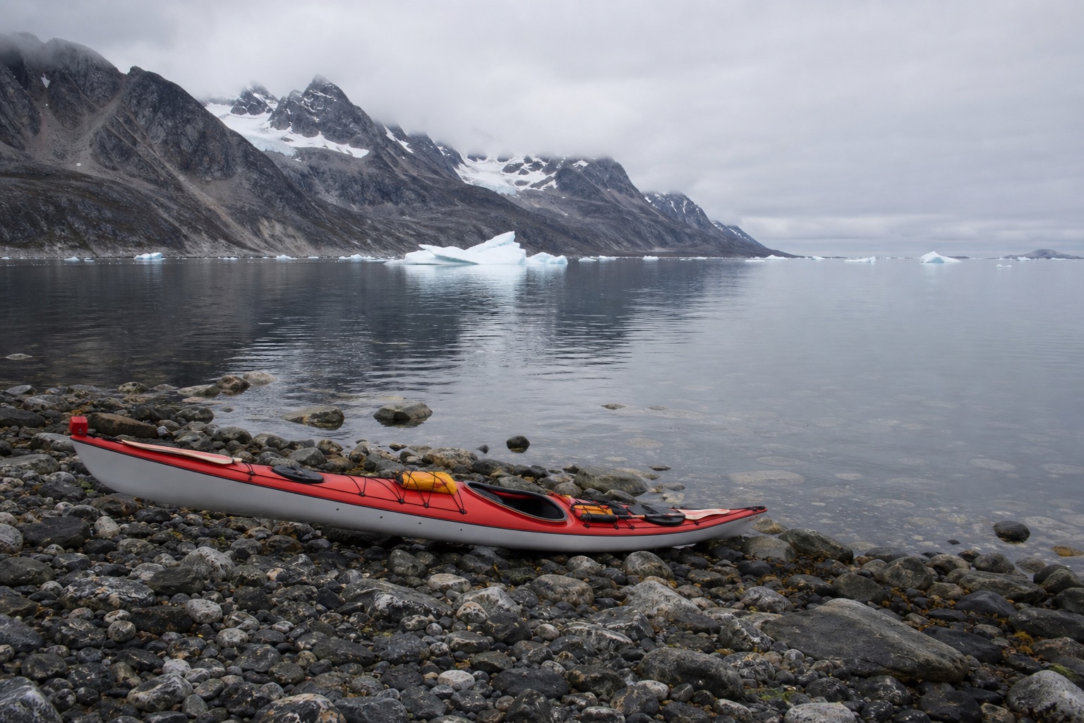 Kajakroere på koldt vand i en grønlandsk fjord