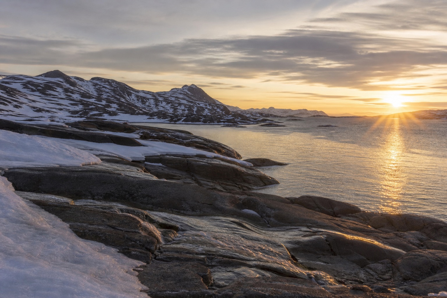 Grønlandsk landskab vist gennem årets skiftende sæsoner