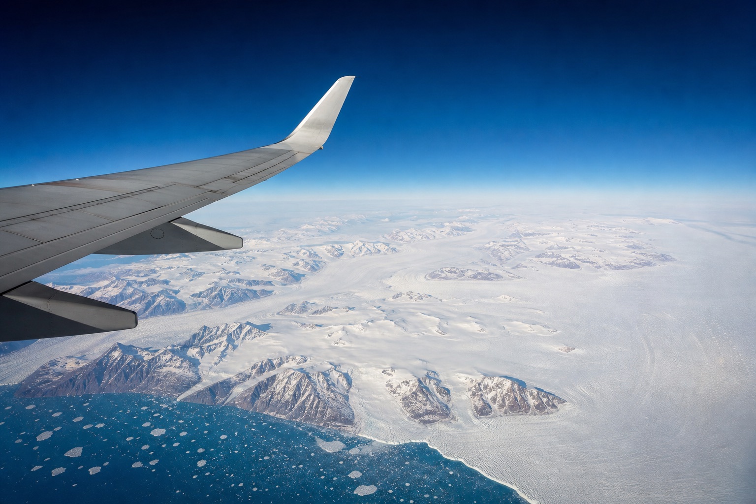 Passagerfly på landingsbanen ved Nuuk Lufthavn