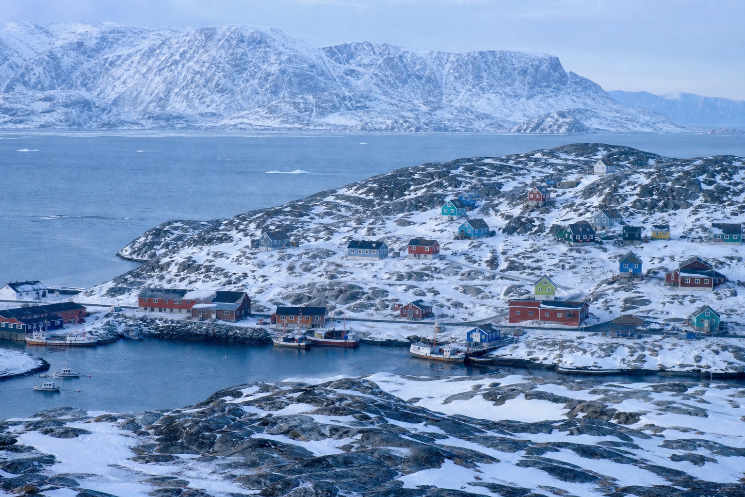 Sisimiut på Grønlands vestkyst med sneklædt terræn