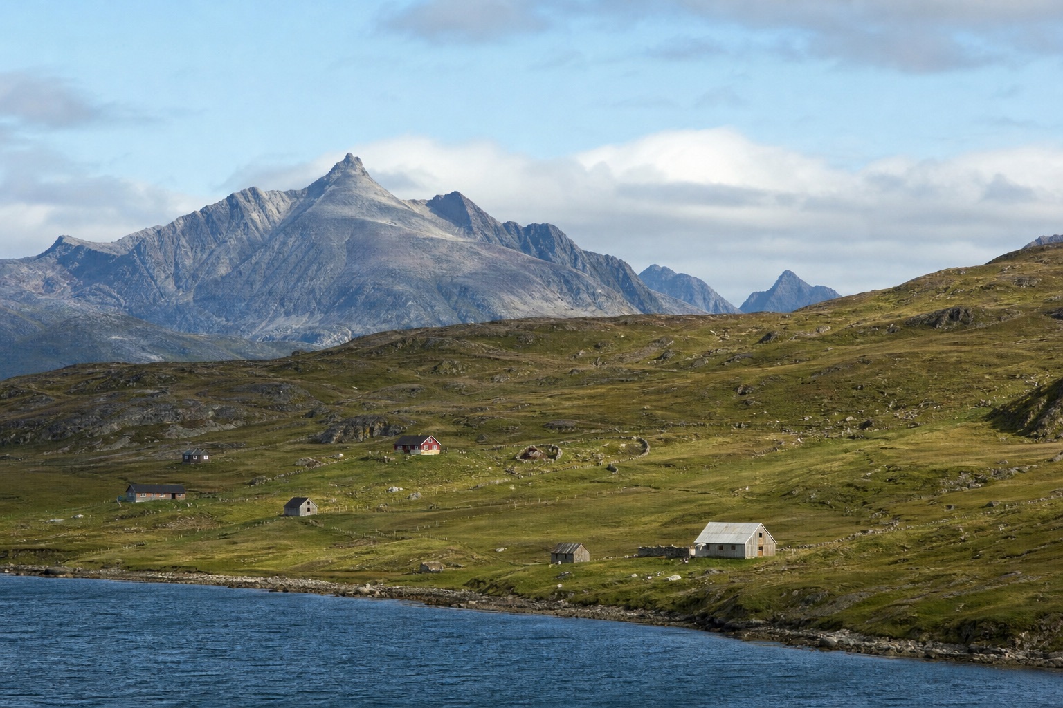Qaqortoq ved fjorde og bjerge i Sydgrønland